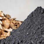 Das Nebenprodukt Pflanzenkohle kommt als wertvoller Reststoff in der Landwirtschaft oder im Gartenbau zum Einsatz. Heizwerk Frauenfeld Kohle