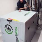 Emanuel Graser, Projektmanager bei 42technology, bei der Inbetriebnahme des smartblock BHKWs. Emanuel Graser