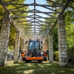 Ein wesentliches Entscheidungskriterium für Kommunalmaschinen sind Einsatzgebiet und räumliche Gegebenheiten: Für schmale Passagen und enge Kurven werden wendige Fahrzeuge benötigt. Holder_C_65_green_care_triplex_mower_municipal_puplic_services_lawn