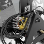 Einheitliche Anschlüsse bei den verschiedenen Anbaugeräten erleichtern das Umrüsten. Mittels standardisierten Anbaugeräteaufnahmen lassen sich Mähwerk oder Schneeschild so innerhalb von wenigen Minuten montieren. Kärcher