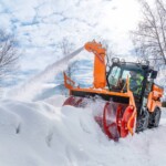 Wichtig bei der Anschaffung: der Servicevertrag. Vor allem bei sicherheitskritischen Maschinen, etwa für den Winterdienst, müssen Ausfälle nach Möglichkeit vermieden werden. S_130_snow_blower_municipal_puplic_services_parking