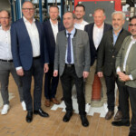 V.l.: Biogasanlagenbetreiber Anton Bitzer, Landtagsvizepräsident Alexander Hold, Unterallgäus Landrat Alex Eder, Bayerns Wirtschaftsminister Hubert Aiwanger, Peter Waizenegger (Vorstand e-con AG), Andreas Müller (Geschäftsführer Airport Energiemanagement GmbH), Flughafen-Geschäftsführer Ralf Schmid und Gesundheitsminister Klaus Holetschek bei der Inbetriebnahme des BHKWs. Flughafen Memmingen