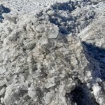 Der neue Eiskratzer ermöglicht hingegen ein gleichmäßiges Abtragen der Eisschicht mit fein zerkleinerten Eisstücke. Eisbruch mit Eiskratzer