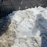 Das alte Schild reißt aus der Eisschicht zu große Brocken, da die Aufreißtiefe nicht feinjustiert werden kann. Eisschollen mit Originalem Schild