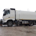 Die Brock-Kehrmaschinen wurden im Lorenz-Werk in Bad Goisern gefertigt und mit einer Flächenabsaugung ausgerüstet. Alle drei verfügen über eine auf Kundenbedarf hin individuell angepasste Ausstattung. Während der Entstehung konnten die Kunden ihre Zusatz- und Änderungswünsche einbringen und umsetzen lassen. Lorenz Spezialaufbauten KM Bodner 3