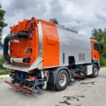 Die Brock-Kehrmaschinen wurden im Lorenz-Werk in Bad Goisern gefertigt und mit einer Flächenabsaugung ausgerüstet. Alle drei verfügen über eine auf Kundenbedarf hin individuell angepasste Ausstattung. Während der Entstehung konnten die Kunden ihre Zusatz- und Änderungswünsche einbringen und umsetzen lassen. Lorenz Spezialaufbauten KM Waizinger 1