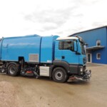 Die Brock-Kehrmaschinen wurden im Lorenz-Werk in Bad Goisern gefertigt und mit einer Flächenabsaugung ausgerüstet. Alle drei verfügen über eine auf Kundenbedarf hin individuell angepasste Ausstattung. Während der Entstehung konnten die Kunden ihre Zusatz- und Änderungswünsche einbringen und umsetzen lassen. Lorenz Spezialaufbauten KM blau_Felbermayr 3