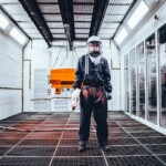 In seinen Mitarbeitern sieht Kugelmann die Grundlage für den Erfolg des Unternehmens. Deswegen setzt der Kommunalgerätehersteller auf die Produktion in Deutschland: vom Lackieren, ... kugelmann-CO1Q8166_300dpi